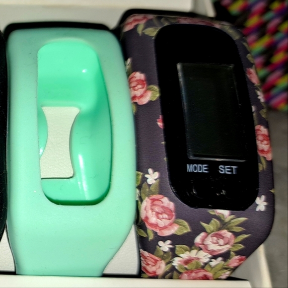 B-Fit Activity Fitness Tracker.New in Box includes Tracker and Interchange bands - Picture 4 of 7